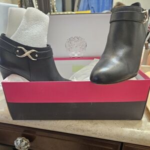 VINCE CAMUTO Venida BLACK SILKY Leather Heeled Ankle Booties 6 M- NEW W Box
